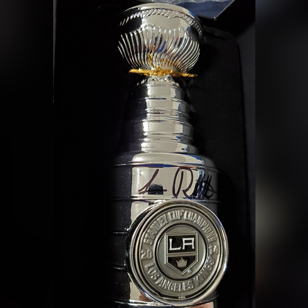 Luc Robitaille Signature - Picture 11 of 11